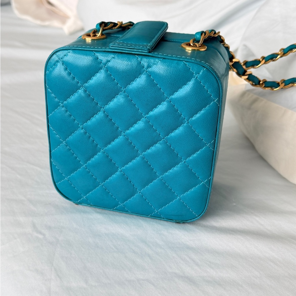 Vintage Henrys London Lambskin Quilted Teal Crossbody Bag